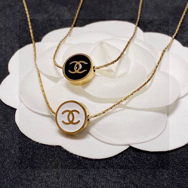 Chanel's latest stainless steel color-preserving black and white two-sided thin