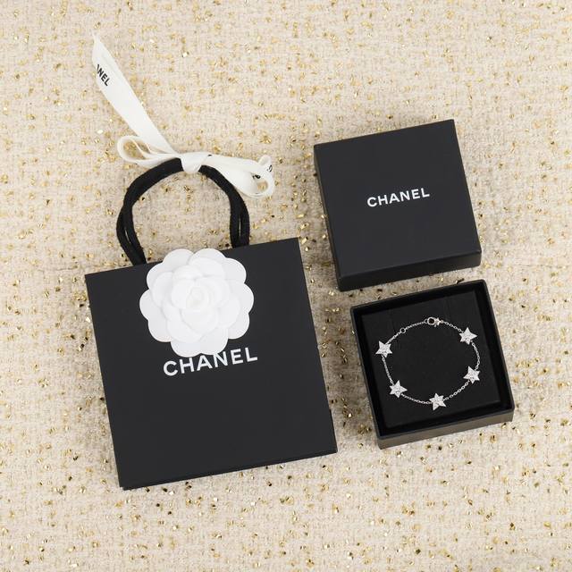 We produce the standard of the famous white rich beauty Chanel goose high-end j