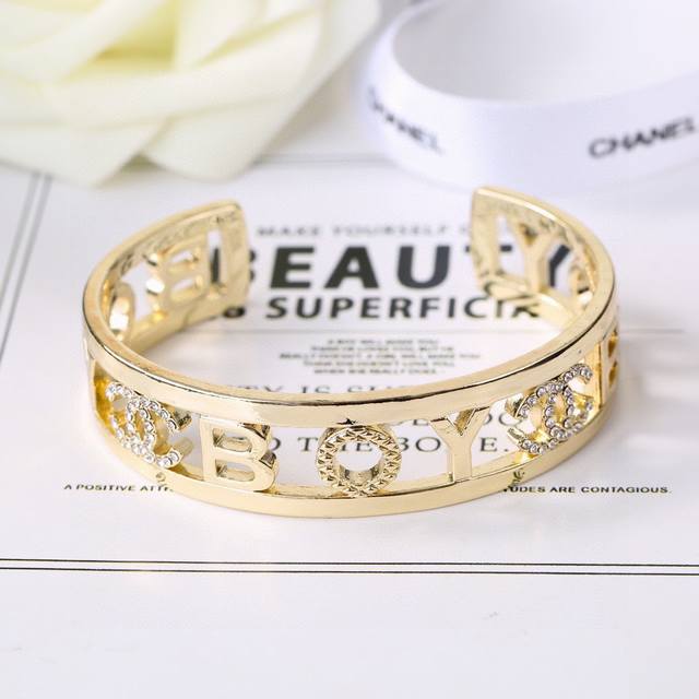 Chanel's new double C bracelet is very finely crafted in every detail. This des