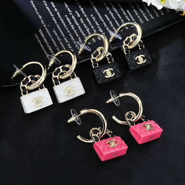 Chanel Xiaoxiang's new bag earrings are made with great detail. This design is v