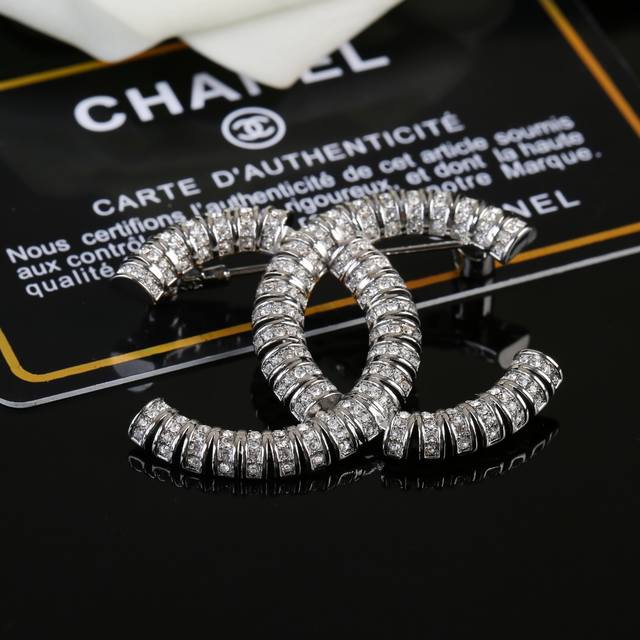 Chanel Chanel latest autumn and winter crystal brooch classic and durable doubl