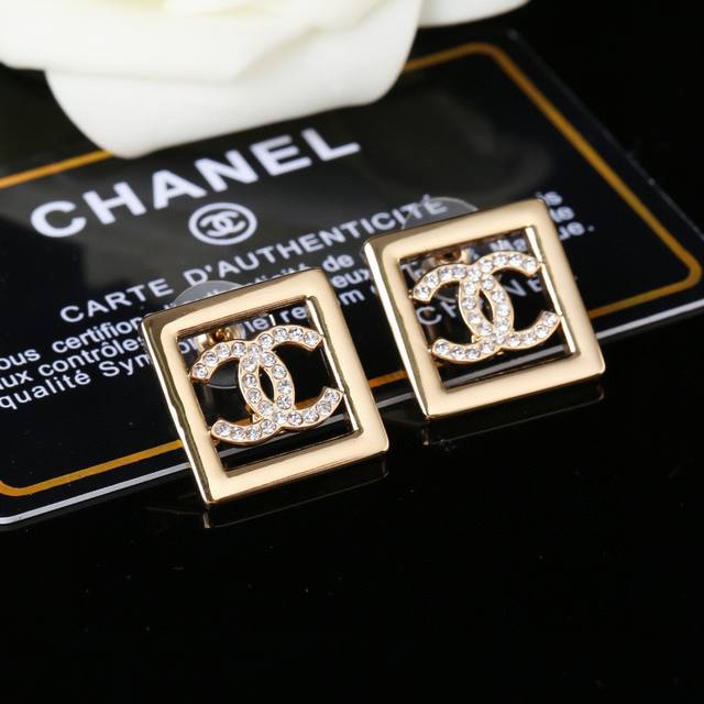 Chanel new earrings counter synchronous new double C earrings exquisitely craft