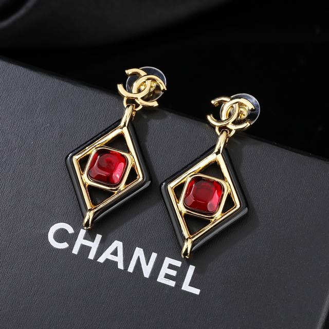 Chanel Xiaoxiang's new earrings are made with great detail. This design is very