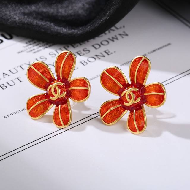 Chanel retro metal vintage earrings simple style super atmospheric Xiaoxiang dou