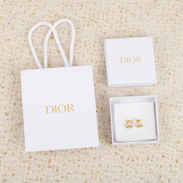 We produce the first batch of compass rose earrings, 11440 pieces each. Look fo