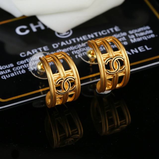 Chanel retro metal vintage earrings simple style super atmospheric Xiaoxiang dou