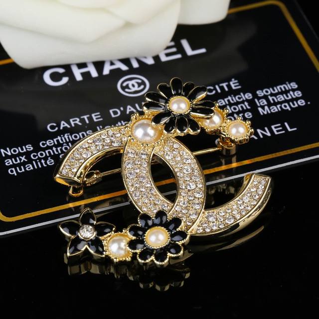 Chanel's new full diamond petal oil drop double C brooch, every detail is very