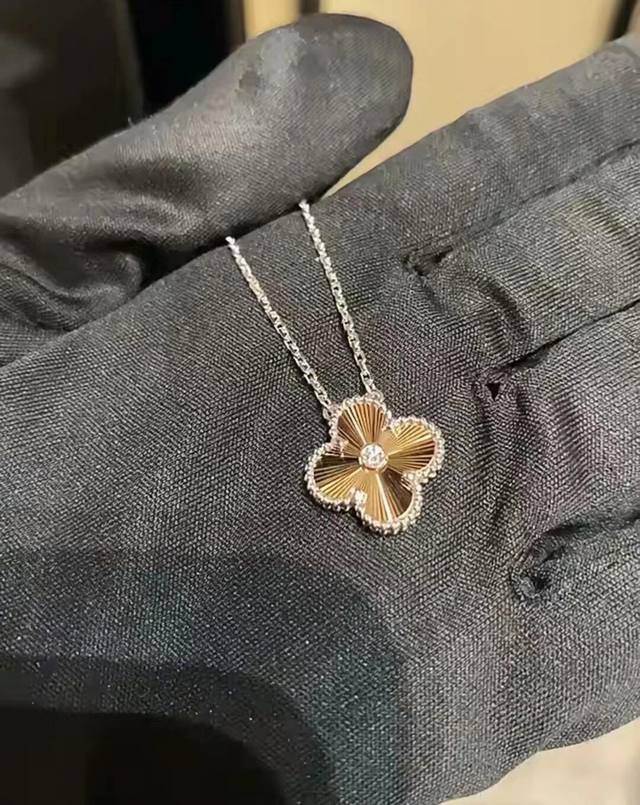 We produce Christmas limited edition necklaces, which can be customized with rea