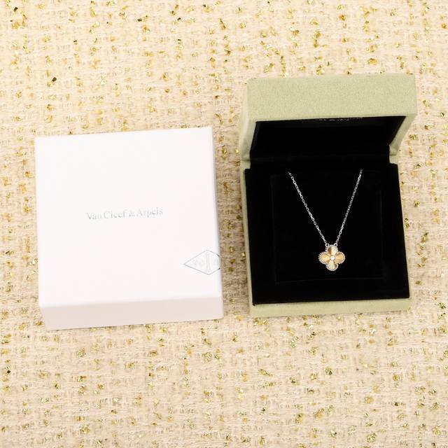 We produce Christmas limited edition necklaces, which can be customized with rea