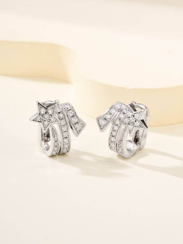Etoile Filante comet earrings, white gold and full diamonds, the appearance is r