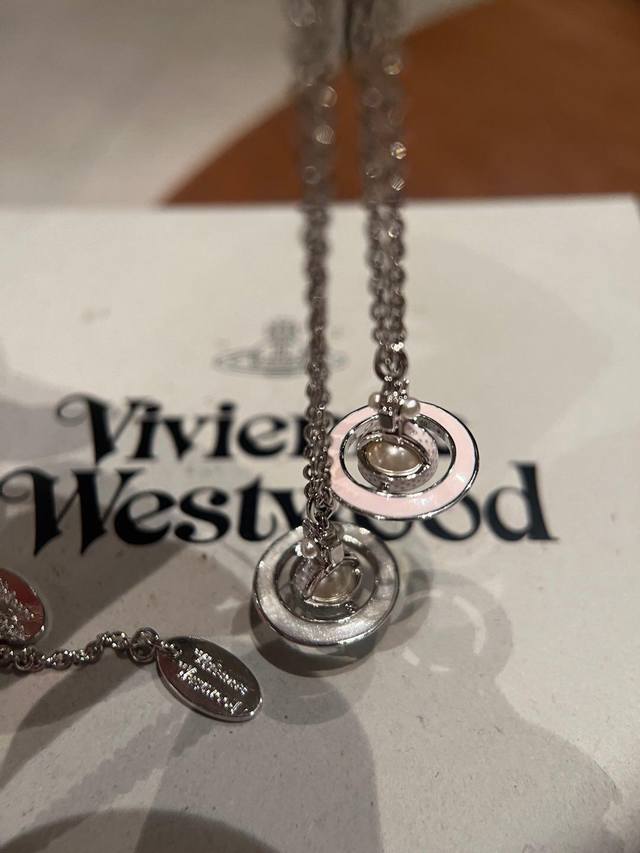 Vivienne Westwood Vivian Queen Mother is elegant and generous, exquisite design,