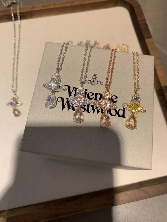 Vivienne Westwood Vivienne Westwood necklace is elegant and refined. It is youth