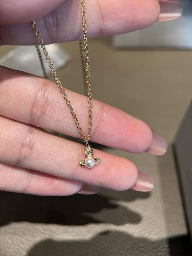 Vivienne Westwood Vivienne Westwood necklace is elegant and refined. It is youth