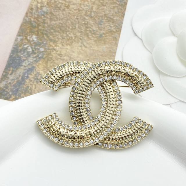 Code A594 Chanel brooch hot-selling model is on sale now. Chan 23 rhinestone em