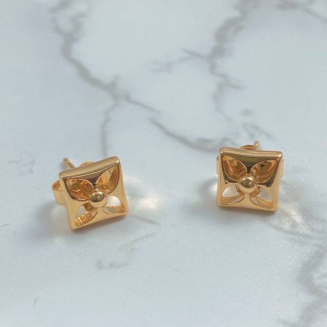 Original mold code Ce005 Hot-selling earrings are now on sale Exclusive high-en