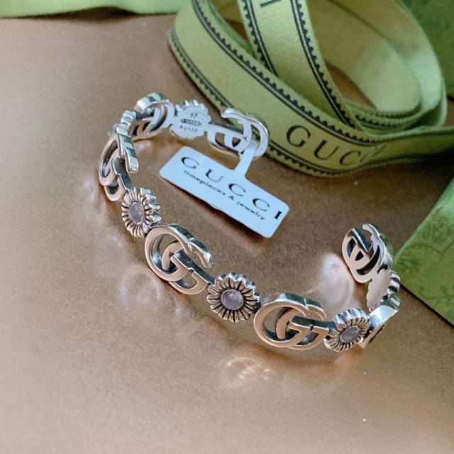 Gucci bracelets, the latest model, the chain is higher grade, the same as the ce