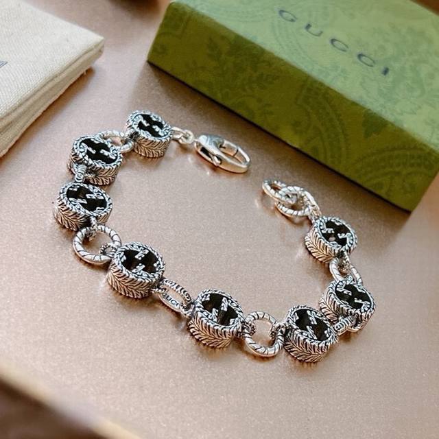 The latest thickened Gucci bracelet. The latest classic and exquisite Gucci brac