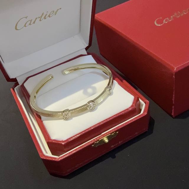 Cartier diamond-studded open bracelet High-end custom version Diamond-studded cr