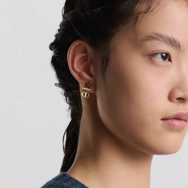 Dior Dior earrings are beautiful, simple, stylish, low-key, luxurious and fashio