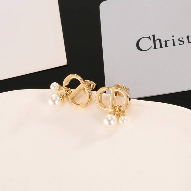 Dior's hot-selling new earrings with new CD letters. Retro earrings are not ordi