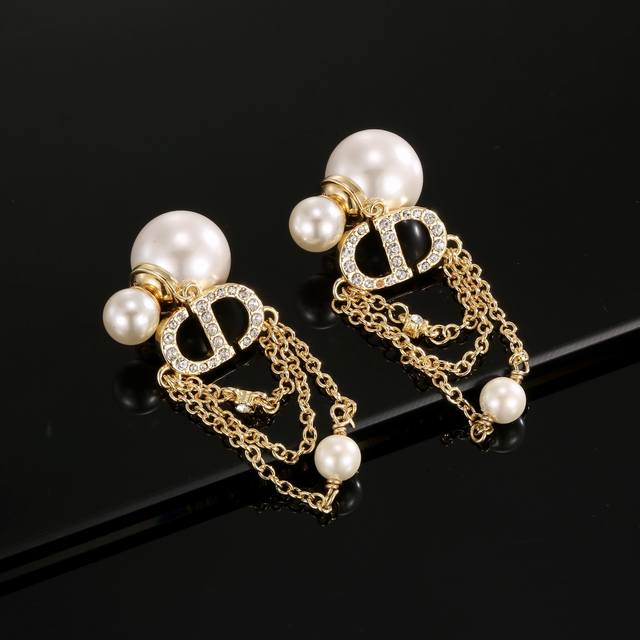 Dior's hot-selling new pearl earrings are not the common goods on the market. Th