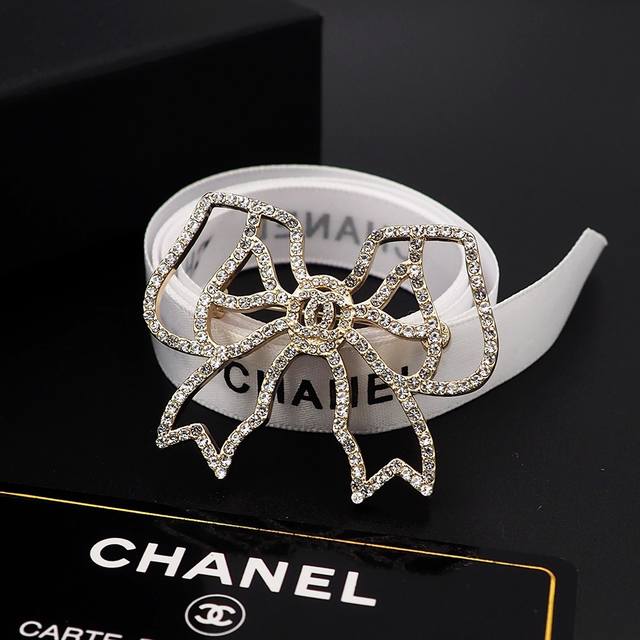 Xiaoxiang Jiaxiang grandmother bow inlaid rhinestone brooch DDD