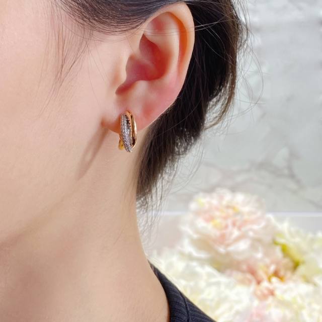 V Gold color-separated electroplated Cartier three-ring diamond earrings, anothe