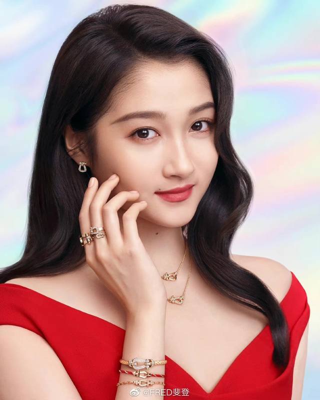 We produce the same horseshoe necklace as Guan Xiaotong. It can be customized wi