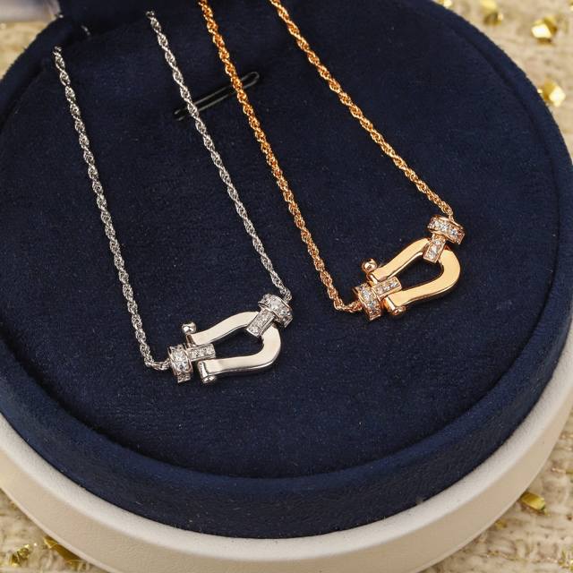 We produce the same horseshoe necklace as Guan Xiaotong. It can be customized wi