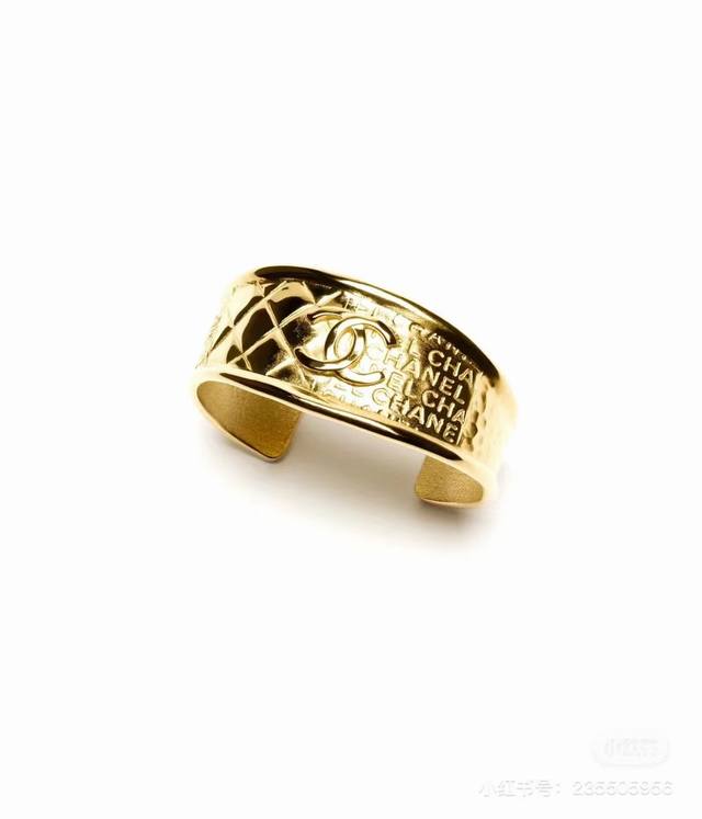 Chanel 25 new vintage diamond pattern wide bracelet Get the charm of the palace