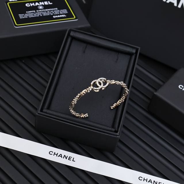 Chanel rhinestone twisted gold double C open bracelet Retro, cute and modern twi