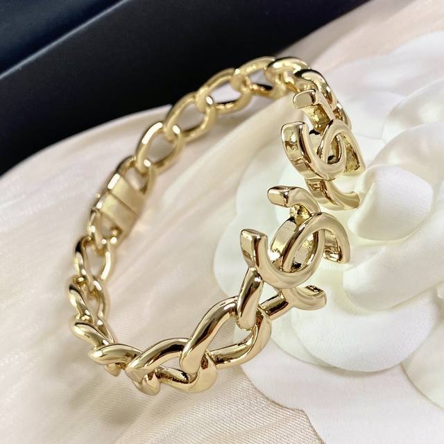 Chanel double C chain bracelet. is stunning and stunning, extremely beautiful an