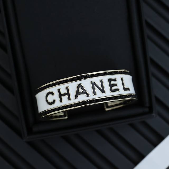 This season's hot-selling enamel leather letter bracelet! Wearing it makes you