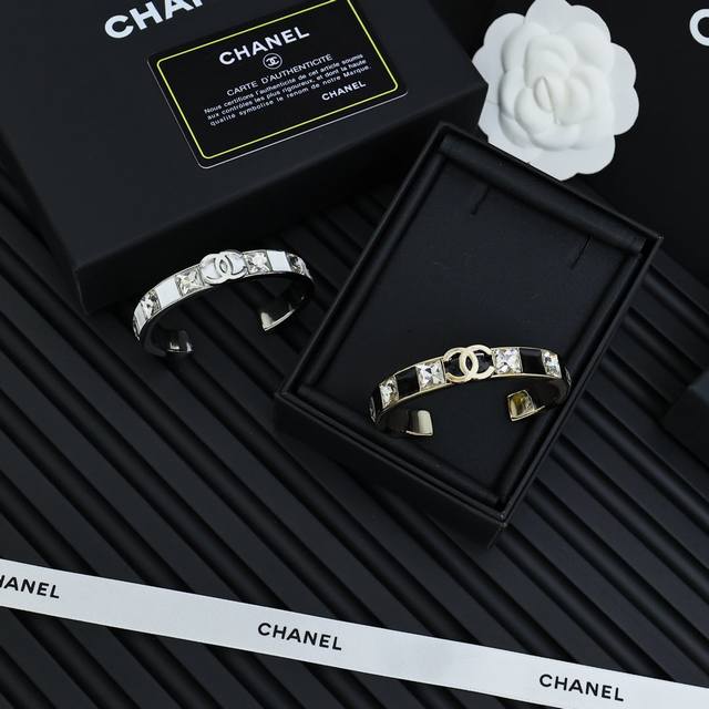 Chanel black and white enamel square diamond letter bracelet It is very beautifu
