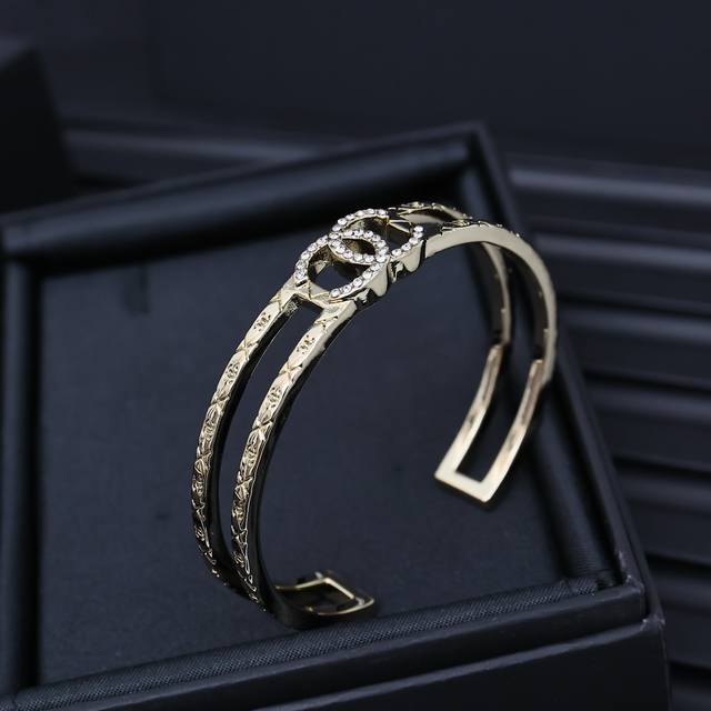 Chanel25P diamond double C letter bracelet Coco Crush visual effect, so beautifu
