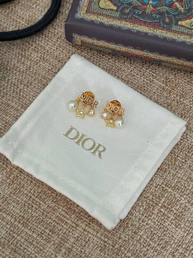 High quality details as shown in the picture D Left and right tassel earrings,