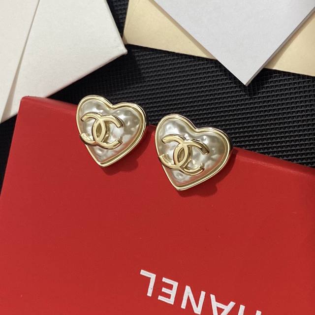 batch Chanel's latest model 1New Arrival Chanel small pearl heart earrings. Orig