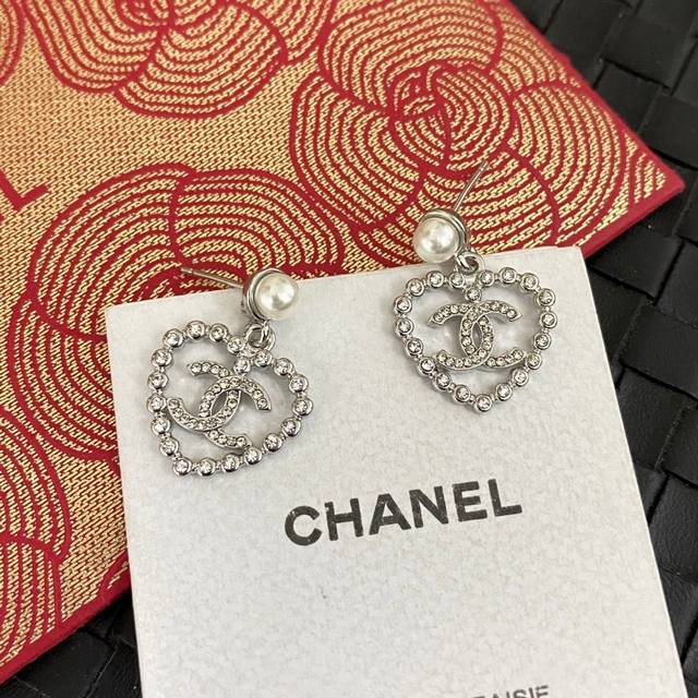 I am stunned by the beauty of this earring! The latest beautiful series of scen