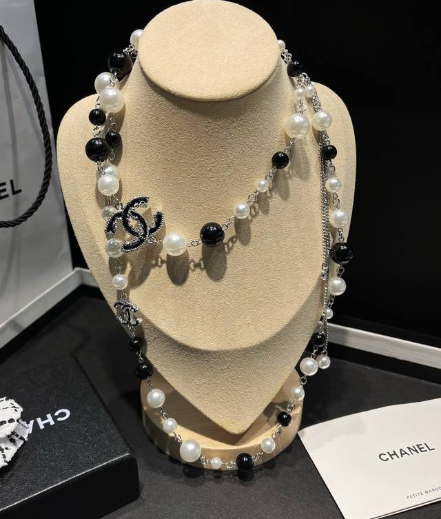 Chanel small black and white pearl double C crystal diamond letter Choker neckl
