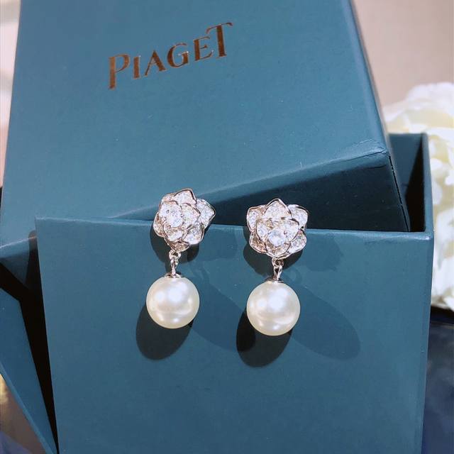 piaget Piaget pearl earrings are so beautiful. Best gift for people. Piaget red