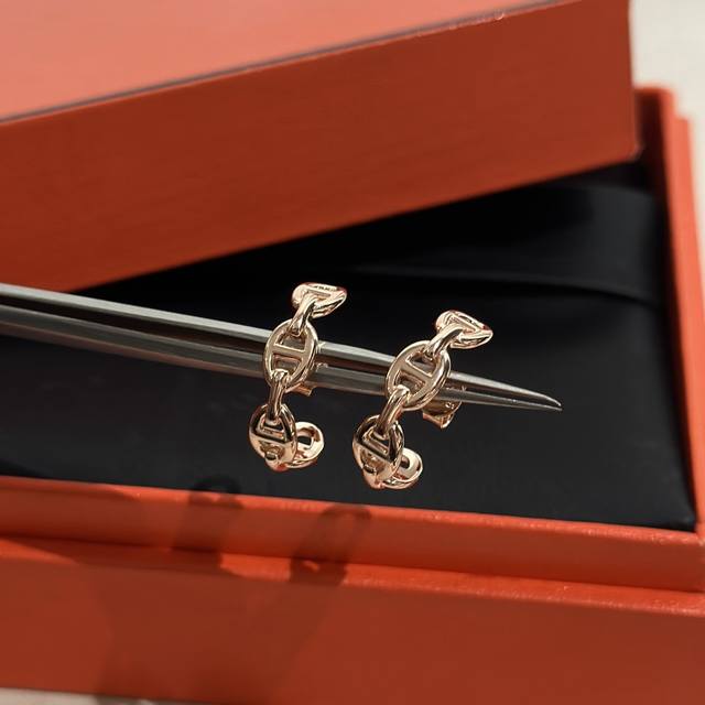 A 6 H's classic high-end and classy pig nose smooth earrings Attractive classic