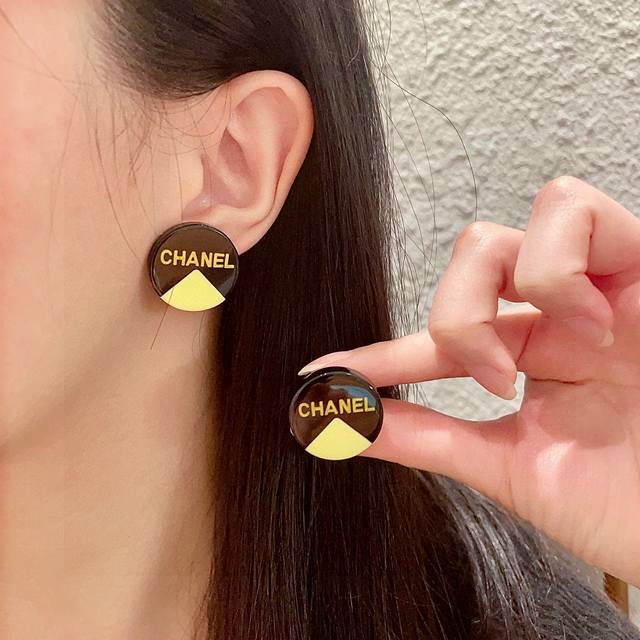 Chanel round letter earrings DDD