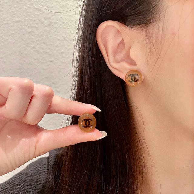 Chanel round double C earrings DDD