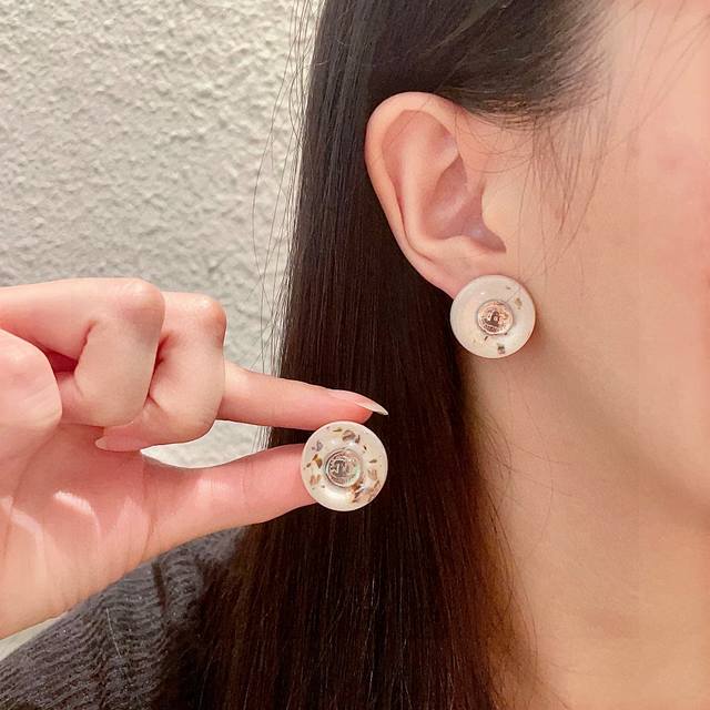 Chanel round double C earrings DDD