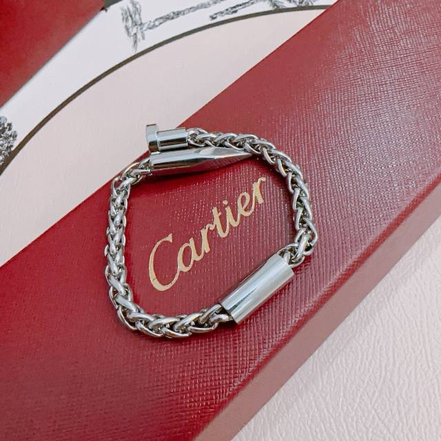 Cartier bracelets are made of V gold. The material is perfect, the details are