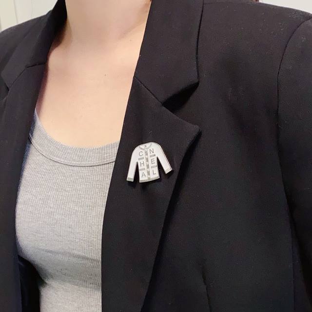 Chanel new black and white clothes Chanel brooch is the most understanding of wo