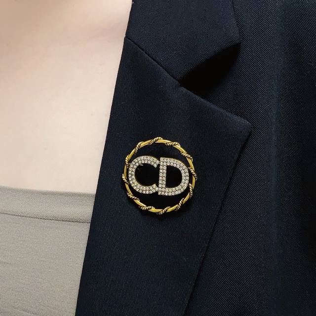 The new Dior Cd diamond brooch is made of brass, which is the same as the counte