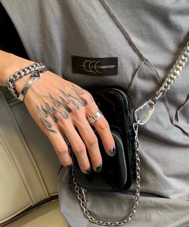 New Prada Rada black and white bracelet, super heavy workmanship, Bling Bling,