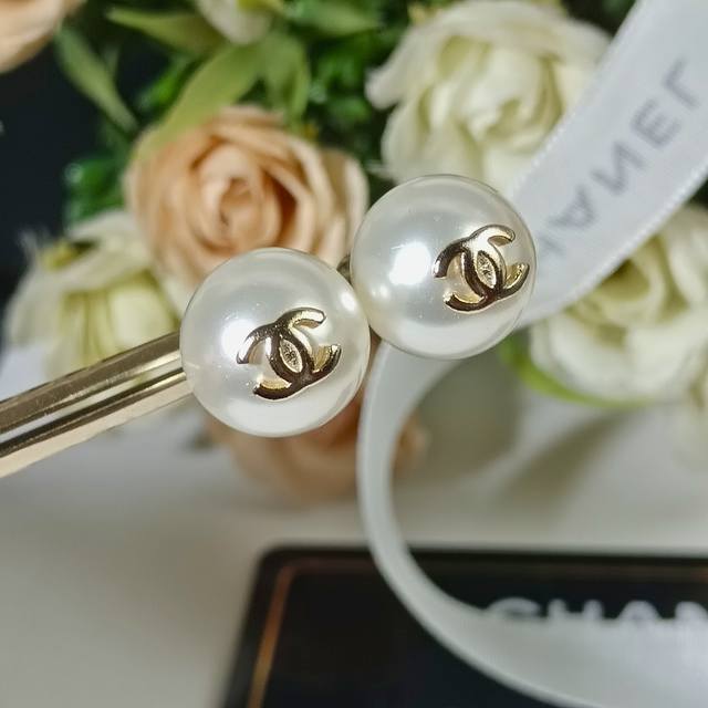 New high-end Chanel Xiaoxiang double C simple mini pearl earrings original clea