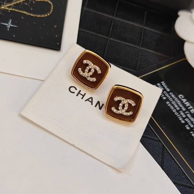 batch Chanel This design is super like Chanel's square agate crystal diamond let
